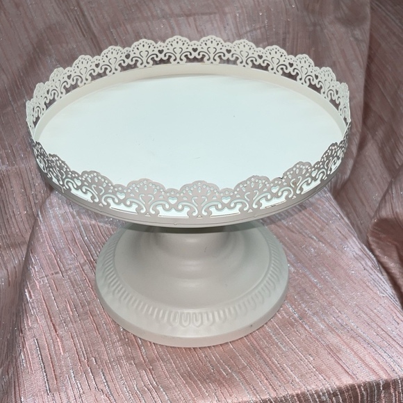 No Brand Other - Metal Stand with Heart Scalloped Edge - Off white For Displays Or Treats